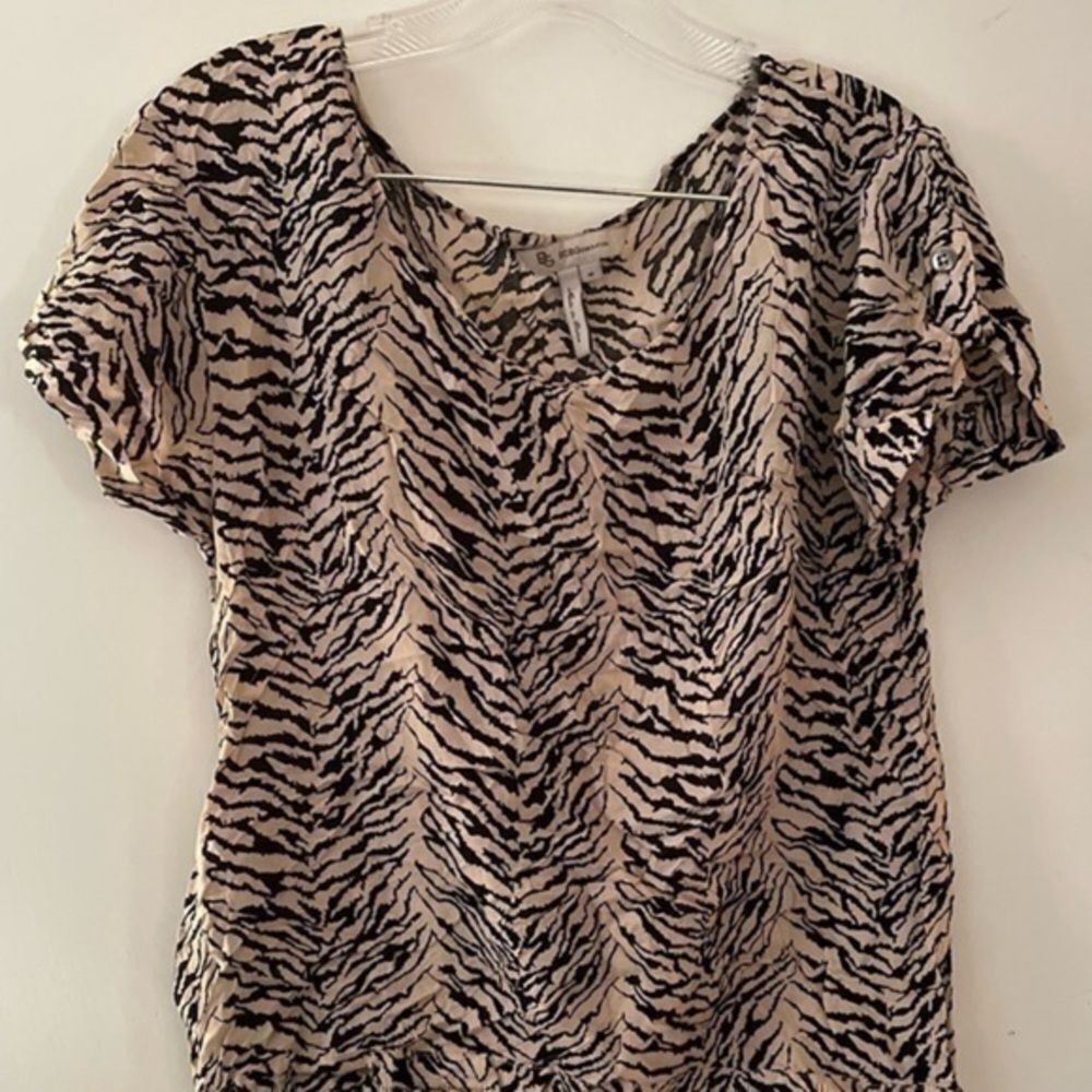 Cream & Black Tiger Print Short sleeve blouse size Medium by BCBG Generation